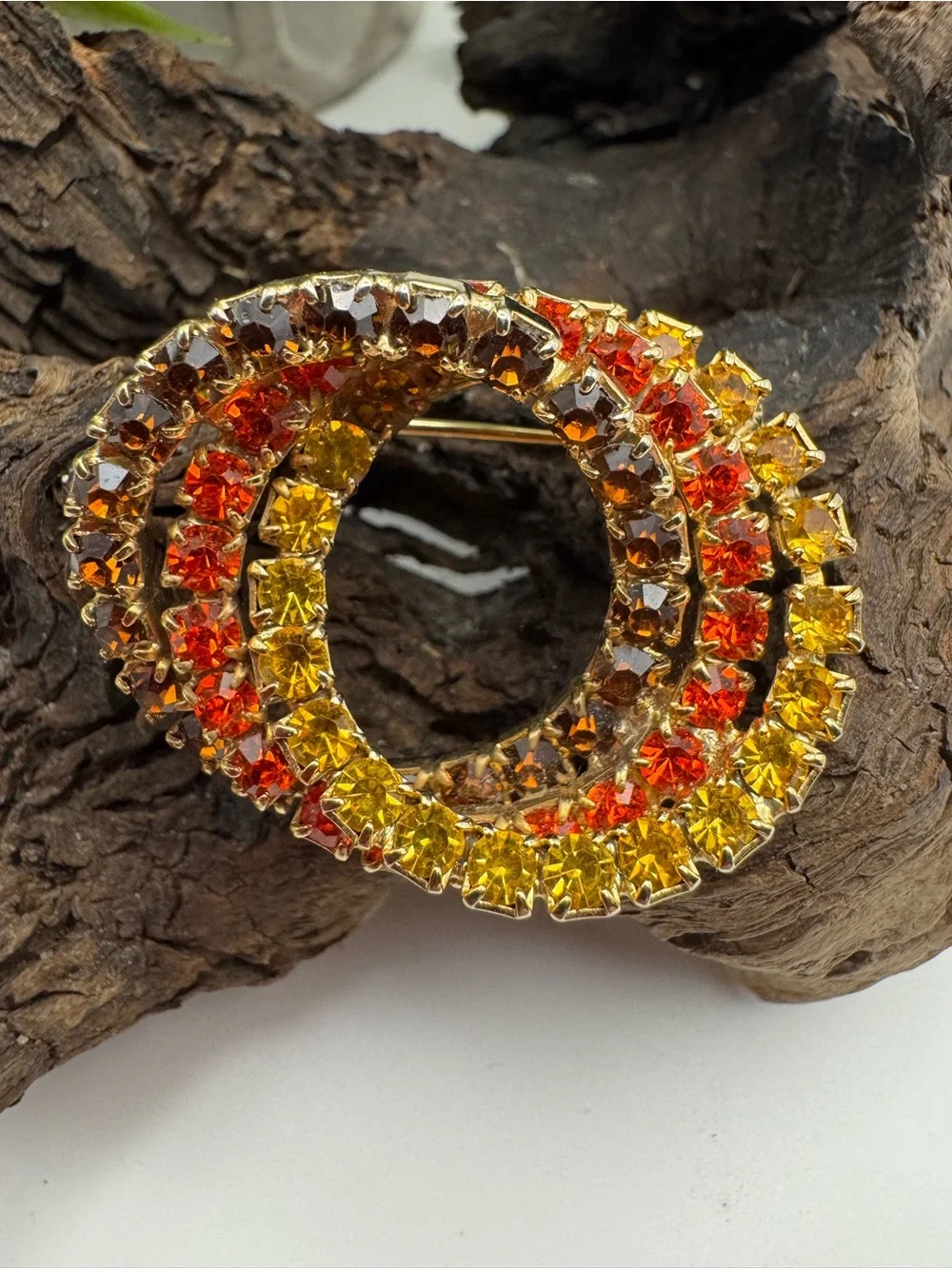 Vintage 3-ring rhinestone brooch, EUC. 1 1/2” x 1 1/4”. Gold tone metal.